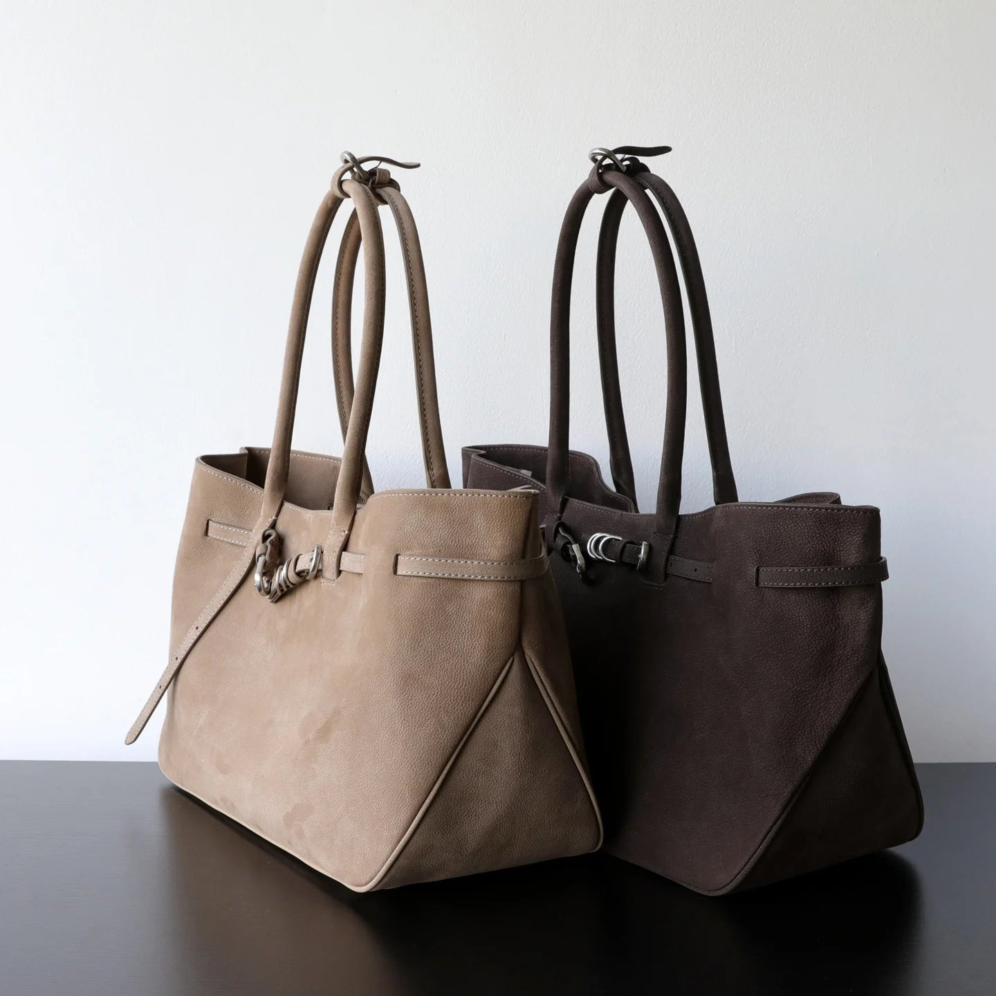 Sac fourre-tout  en suède avec ceinture décorative "Lecce" *