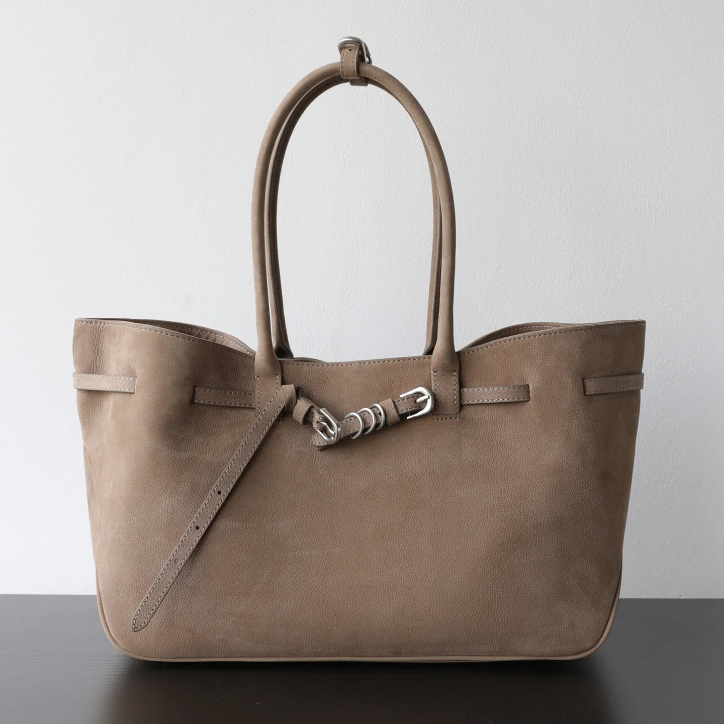 Sac fourre-tout  en suède avec ceinture décorative "Lecce" *