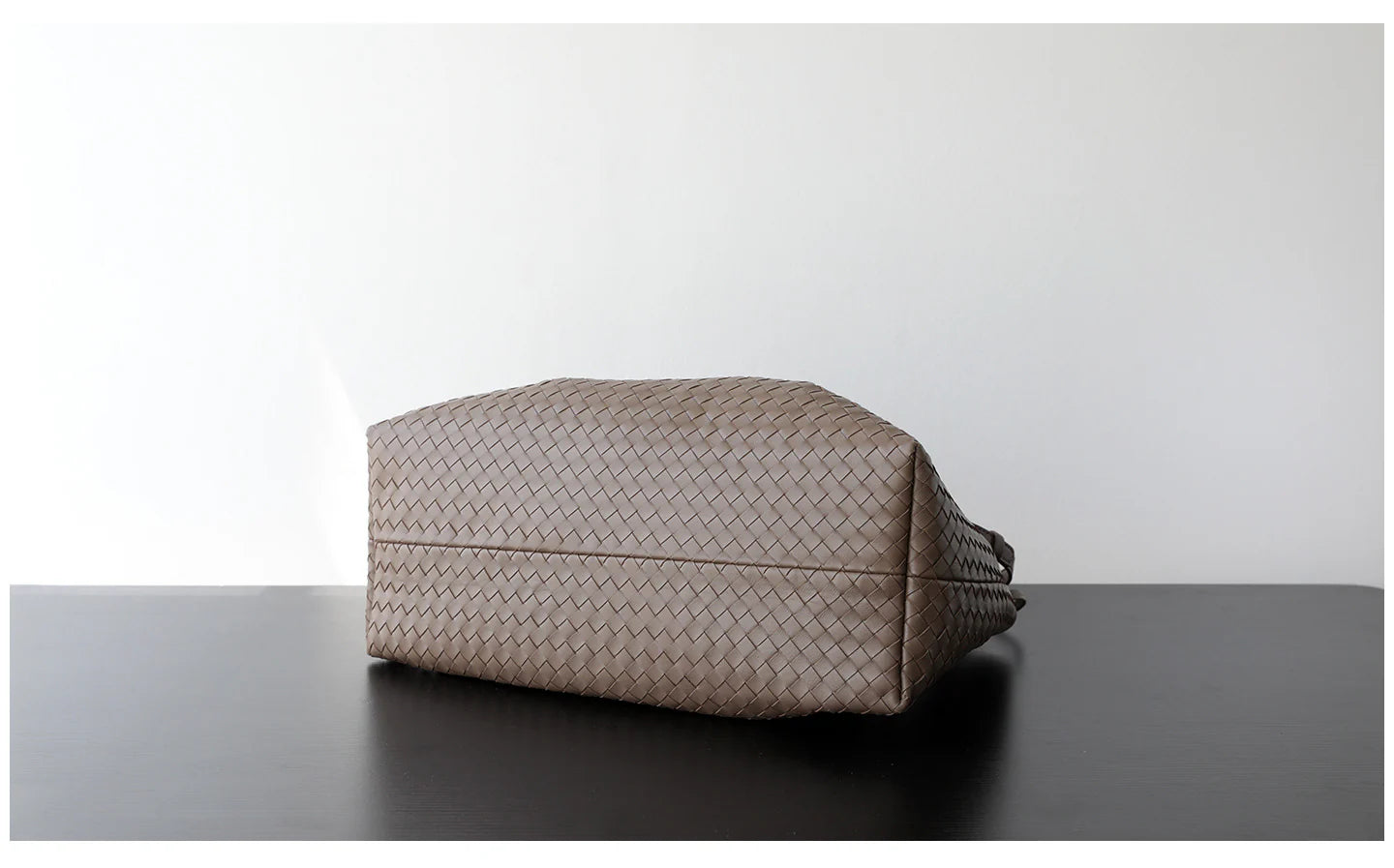 Sac fourre-tout en cuir tressé porté épaule "Montefioralle"*