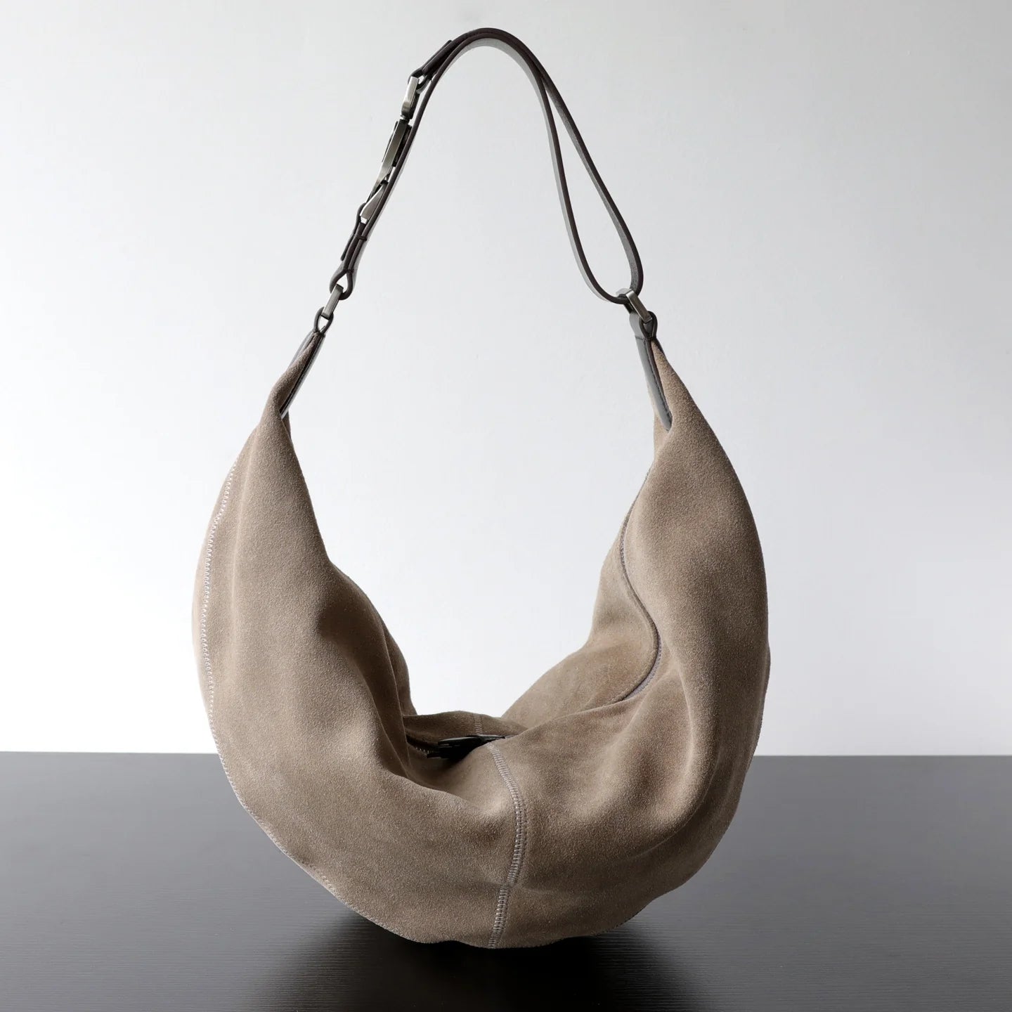 Sac croissant en cuir végétal porté épaule "Treviso"*