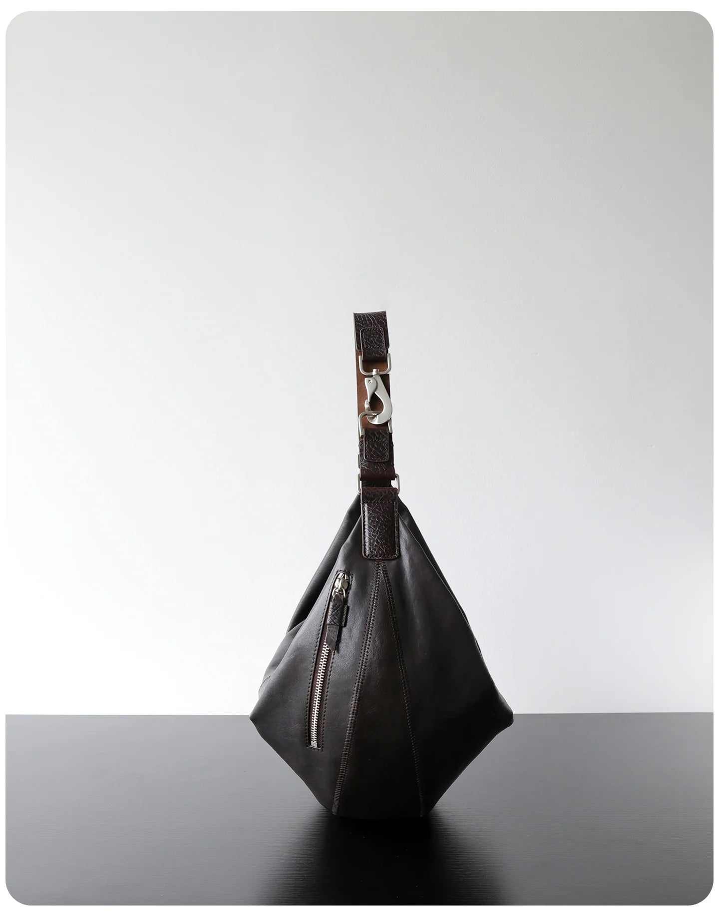 Sac croissant en cuir végétal porté épaule "Treviso"*