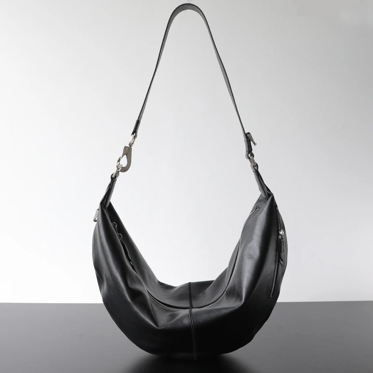 Sac croissant en cuir végétal porté épaule "Treviso"*