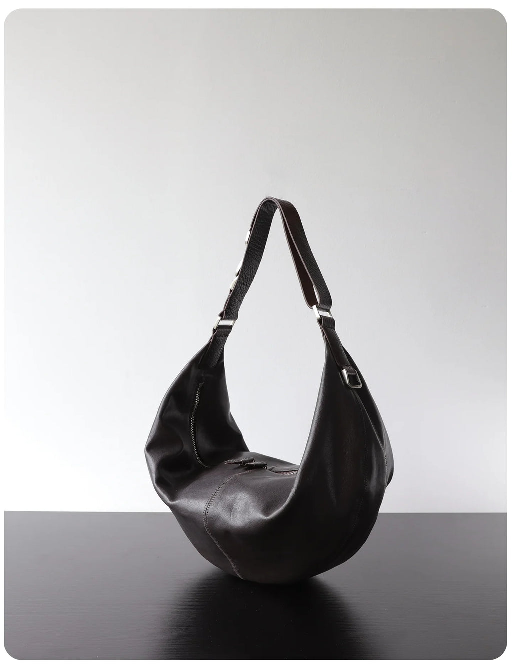 Sac croissant en cuir végétal porté épaule "Treviso"*