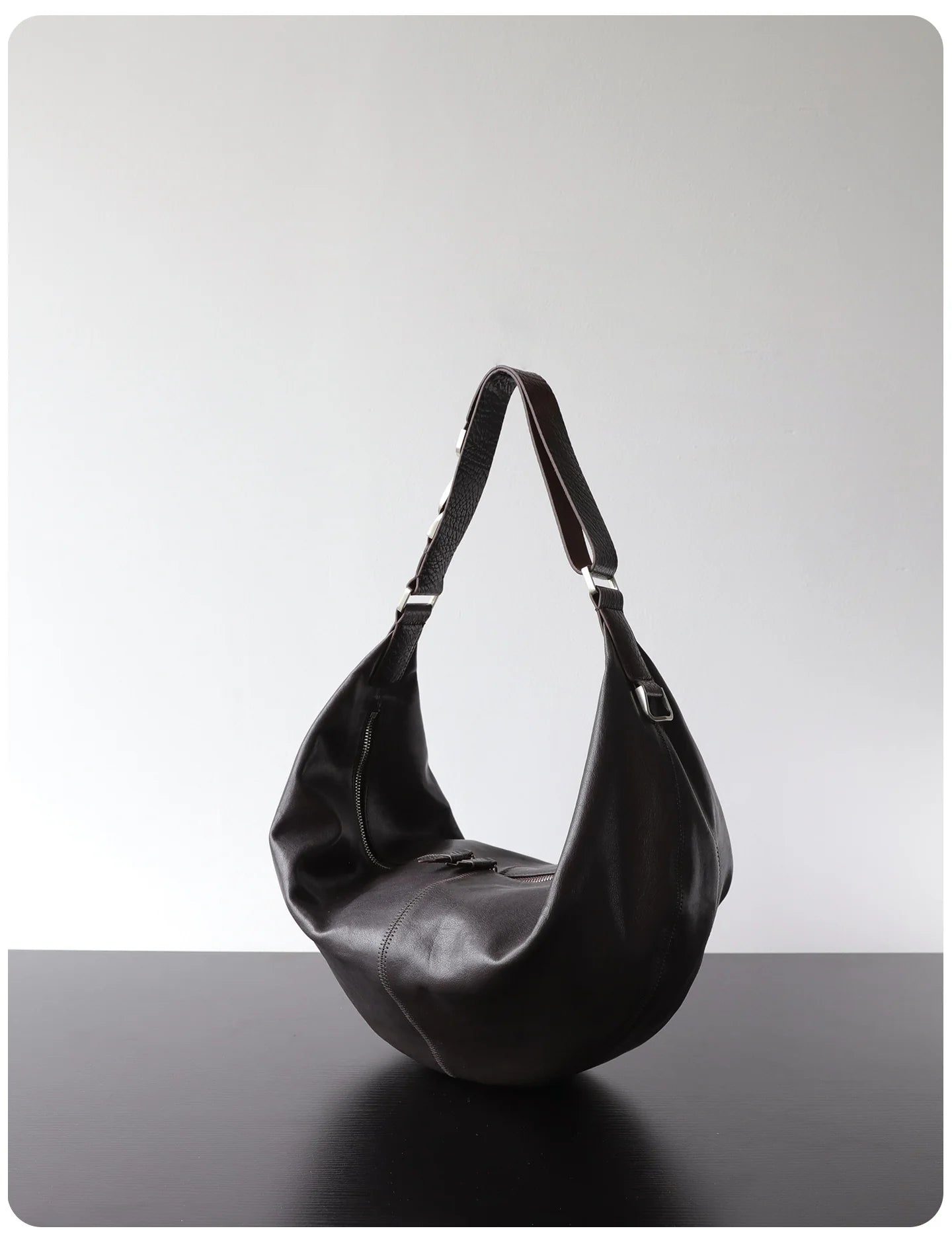 Sac croissant en cuir végétal porté épaule "Treviso"*