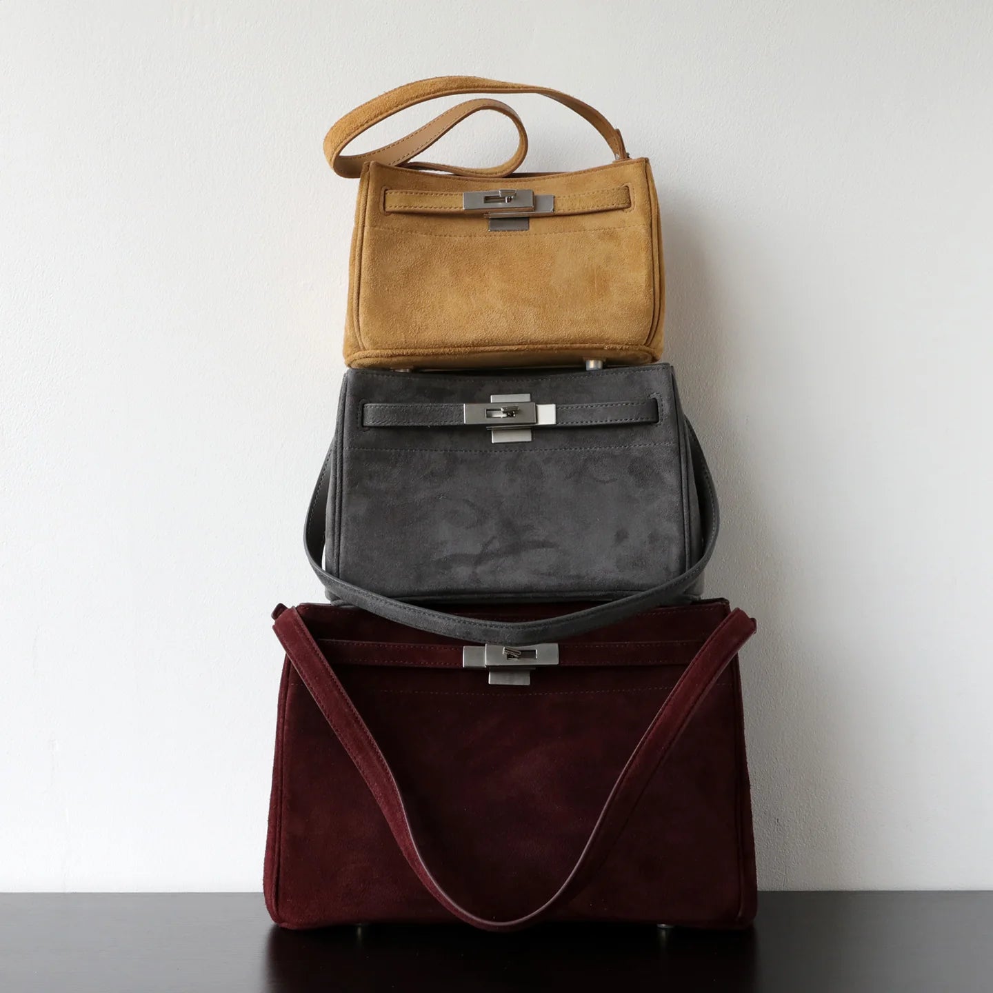 Sac en daim carré et porté épaule "Alba"*