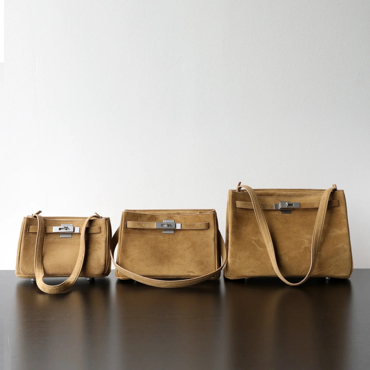 Sac en daim carré et porté épaule "Alba"*