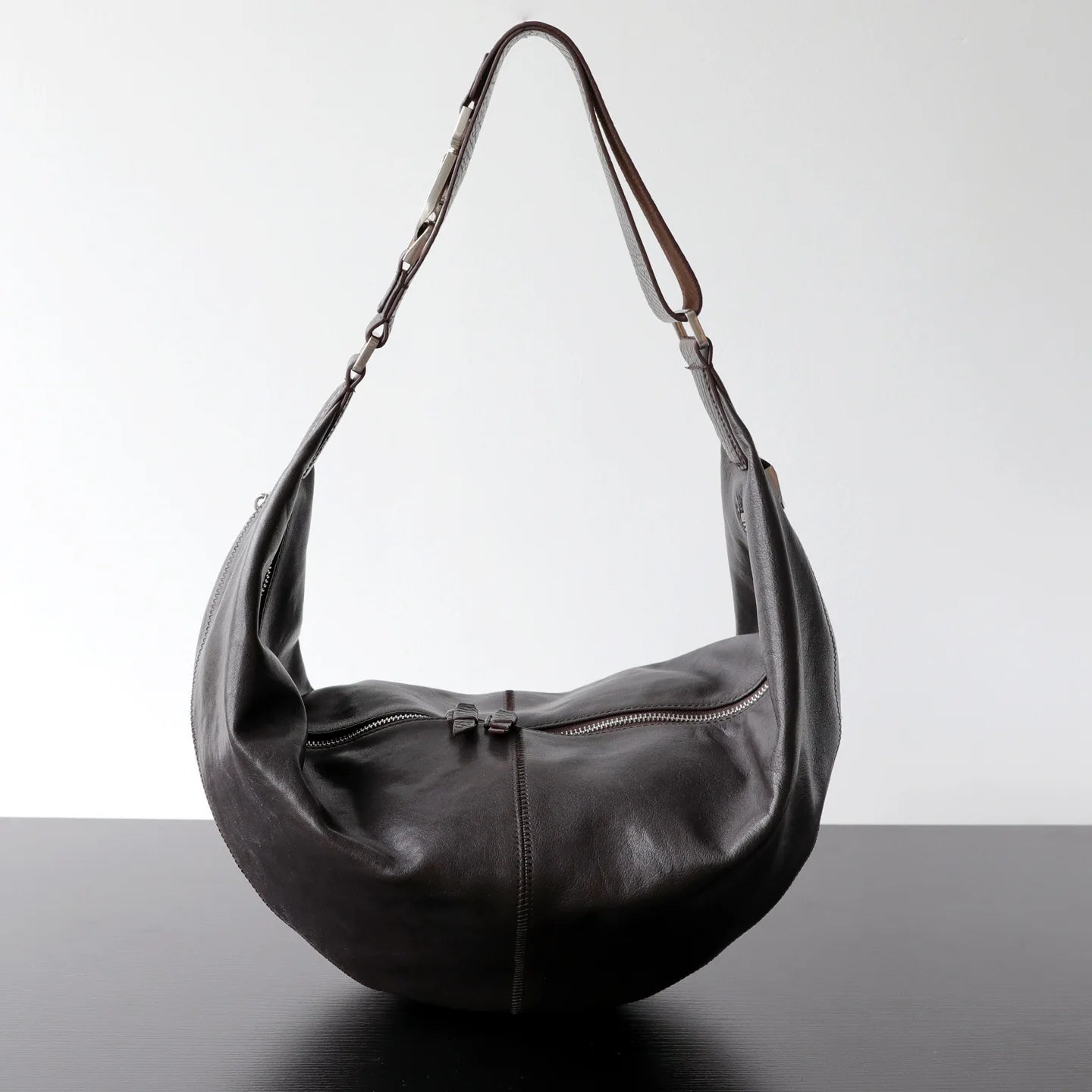 Sac croissant en cuir végétal porté épaule "Treviso"*